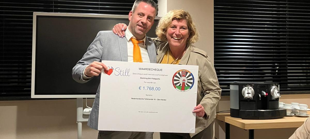 Een grote cheque wordt overhandigd