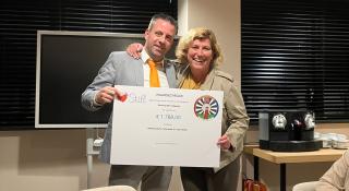 Een grote cheque wordt overhandigd